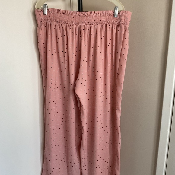 27. Wide-leg style with a black polka dot pattern and a self-tie waist detail 3X - Picture 8 of 9